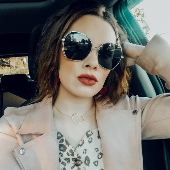 Meet your Posher, Courtney - Picture 2 of 4